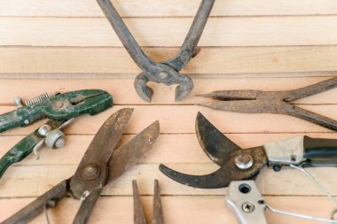 Ahşap arka planda pense var..