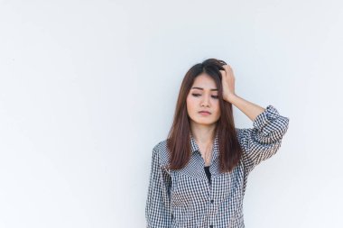 Karşılıksız aşktan, kırık kalpli genç kız konseptinden, klasik tarzından, koyu tonundan, Asyalı üzgün kadının kalp kırıklığını kapat.