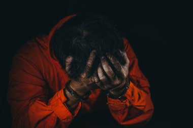 Şüpheli mahkum kıyafetleri giyiyordu. Soruşturmada tutuklandı. Gerçeği öğrenmek için sorgulandı. Hırsız polis tarafından yakalandı.