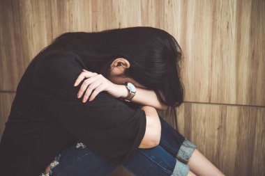 Gereksiz aşktan gelen üzgün, güzel Asyalı kadın sevgilisini çok düşünür. Aşksız bir hayat, kederli kadın kalp kırıklığı konsepti, karanlık tonda üzgün kadın konsepti.
