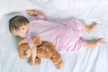 Asyalı bebek yatakta uyuyor, Tayland halkı, dinlenme zamanı, ayı bebek.