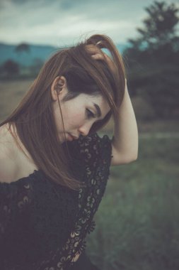 Güzel Taylandlı kadın karşılıksız aşktan çok üzgün, yeniden düşün, düşün, eski tarz, karanlık ton, kırık kalp, Asyalı kız