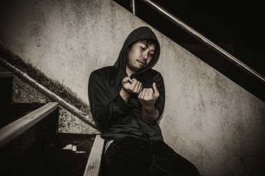 Asyalı erkekler kendi damarlarına eroin enjekte eden uyuşturucu bağımlılarıdır. Flakka ya da zombi ilacı tehlikeli, Tayland uyuşturucu konseptine hayır