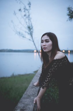 Güzel Taylandlı kadın karşılıksız aşktan çok üzgün, yeniden düşün, düşün, eski tarz, karanlık ton, kırık kalp, Asyalı kız