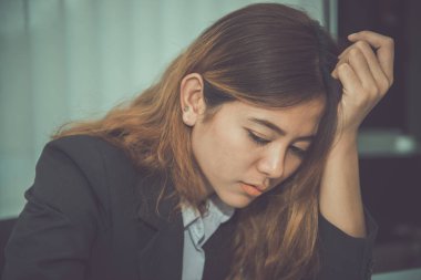 Asyalı, üzgün, güzel bir kadın. Gereksiz aşktan. Sevgilisi hakkında çok şey düşünüyor.