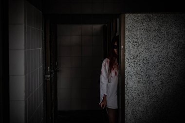 Asyalı kadın portresi kanla, korku sahnesiyle, korkunç geçmişiyle, Cadılar Bayramı posteriyle, Taylandlı insanlarla dolu.