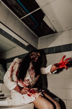 Asyalı kadın portresi hayalet yüzü, korku sahnesi, korkunç arka plan, Cadılar Bayramı posteri.