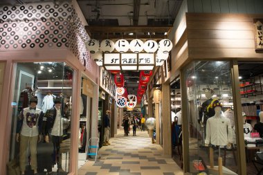 Korat - Tayland - 24 Aralık 2016: Tanımlanamayan kişiler yoğun bir şekilde birlikte 21. Terminal 'de sahne aldılar. Burası çok ünlü bir alışveriş merkezi.