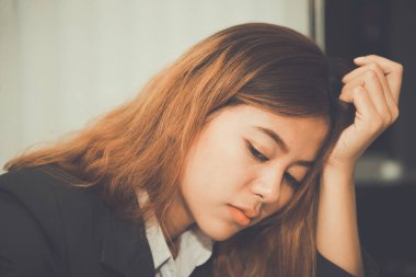 Asyalı, üzgün, güzel bir kadın. Gereksiz aşktan. Sevgilisi hakkında çok şey düşünüyor.