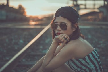 Hippi kız demiryolunda üzgün hissediyor Japon tonu, klasik stil, koyu ton, film, pastel