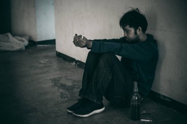 Flakka ya da zombi uyuşturucusu tehlikeli, Tayland uyuşturucu konseptine hayır, ıssız yerlerde kötü adam uyuşturucuları.