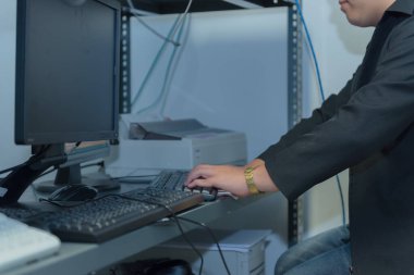 Alet çantalı mühendis iş için sunucu odasına gelir, ağ sorununu kontrol eder, sunucu odasında sunucu onarımı yapar, thailand insanları, Asyalı adam