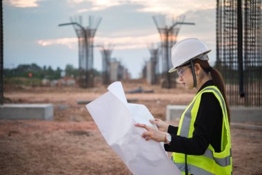 Köprü inşaatında çalışan mühendis kadın.