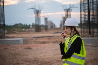 Köprü inşaatında çalışan mühendis kadın.