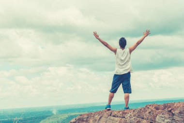 Yakışıklı adamlar görev başarısı gösterdi ve elini başının üstüne koyduğu için mutluydu..