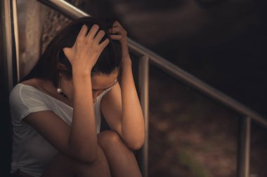 Güzel Taylandlı kadın karşılıksız aşktan çok üzgün aşkı, klasik tarzı, karanlık tonu, kırık kalbi, Asyalı kızı tekrar düşünüyor ve düşünüyor.