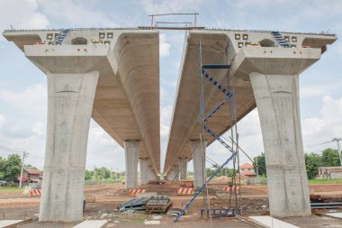 Paralel köprü altındayız, kırsal, uzun köprü, paralı yol, dışarıdaki yol.