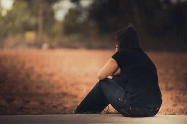 Asyalı güzel kız ormanda yalnız hissediyor, üzgün kadın konsepti, Taylandlı insanlar, sevgilisinden gelen aşka üzülen kadın, kırık bir kalp.