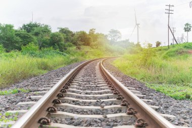 Akşamları güneş ışığıyla kırsal kesimde demiryolu