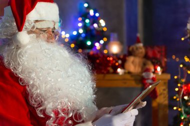 Noel Baba tablette oynuyor, Mutlu Noeller konsepti