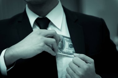 Patron tayfasına ödeme ve ikramiye verdi. Cebinden parayı al..