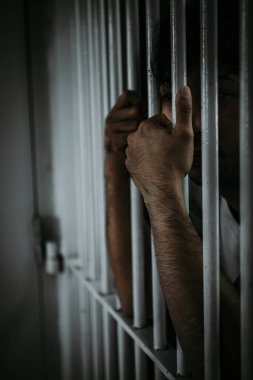 Demir hapishaneyi, esir konseptini, Tayland halkını yakalamak isteyen adamların elleri, özgür olmayı umuyoruz..