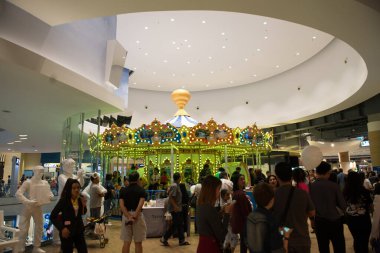 Korat - Tayland - 24 Aralık 2016: Tanımlanamayan kişiler yoğun bir şekilde birlikte 21. Terminal 'de sahne aldılar. Burası çok ünlü bir alışveriş merkezi.