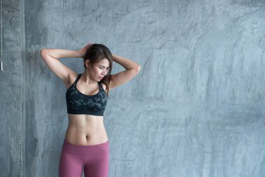 Spor salonunun duvarındaki Asyalı güzel spor kızı, Tayland sağlığını sev, zayıf kadın egzersiz konsepti, altılı paket göster.