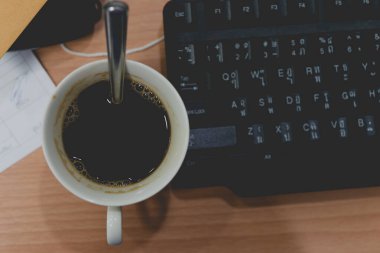 Stresli bir iş sırasında sade kahve için birkaç dakika çalışmayı bırak.