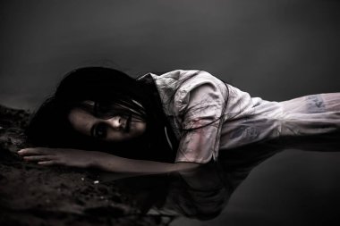 Bataklıktaki Asyalı kadın portresi, korku sahnesi, korkunç arka plan, Cadılar Bayramı posteri, Taylandlı insanlar.