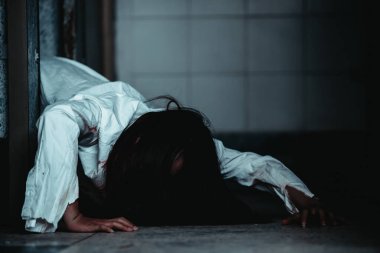 Asyalı kadın portresi kanla, korku sahnesiyle, korkunç geçmişiyle, Cadılar Bayramı posteriyle, Taylandlı insanlarla dolu.