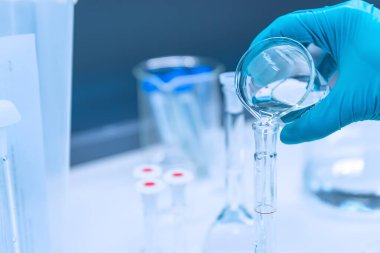 Bilim insanları deneyden önce kimyasalları plastik tüplere enjekte ettiler. Bilim adamı, deneyden önce sallama makinesiyle kimyasalları karıştırdı. Örnekleri test tüplerine karıştırıp test için numune hazırladı.