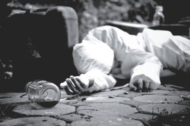 Asyalı bilim adamı kimyasal madde yüzünden hasta giysisi giyiyor.