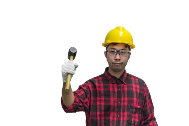 Teknisyen miğferinde İngiliz anahtarı var. Beyaz arka planda, Taylandlı insanlar, İşçi Bayramı konsepti. Bunun kırpma yolu var.