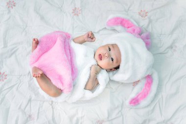 Tavşan elbisesi içinde Asyalı şirin bir kız çocuğu.