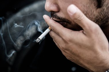 Sigara içen Asyalı yakışıklı adama yaklaş.