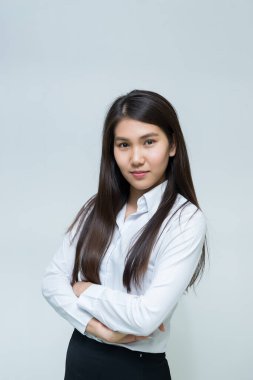 Asyalı güzel iş kadınının portresi beyaz arka planda beyaz gömlek giyer, Taylandlılar
