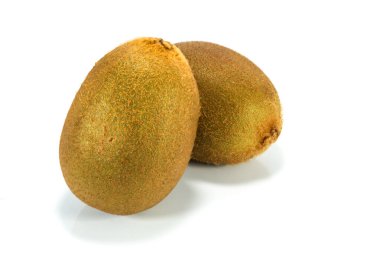 Beyaz arka plan üzerinde taze olgun kivi 