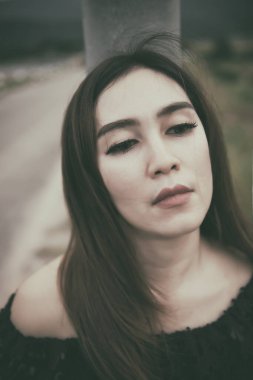 Güzel Taylandlı kadın karşılıksız aşktan çok üzgün, yeniden düşün, düşün, eski tarz, karanlık ton, kırık kalp, Asyalı kız