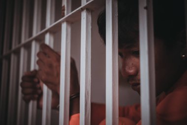 Demir hapishaneyi, esir konseptini, Tayland halkını yakalamak için çırpınan adamların resimleri..