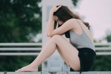 Güzel Taylandlı kadın karşılıksız aşktan çok üzgün, yeniden düşün, düşün, eski tarz, karanlık ton, kırık kalp, Asyalı kız