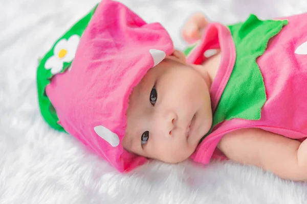 Nahaufnahme Eines Babys Erdbeerkleid Auf Nerztüchern — Stockfoto