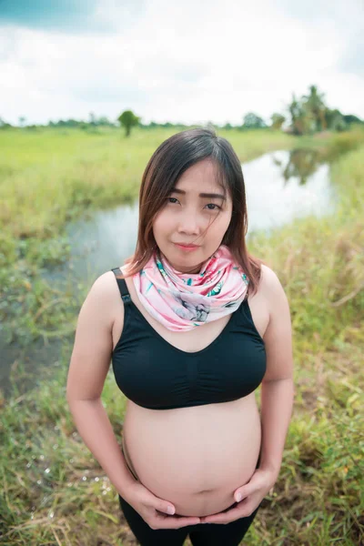 幸せな妊娠中の女性を閉じます セクシー女の子 — ストック写真