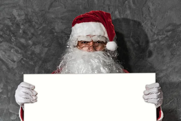Papai Noel Apontar Mão Para Placa Branca — Fotografia de Stock