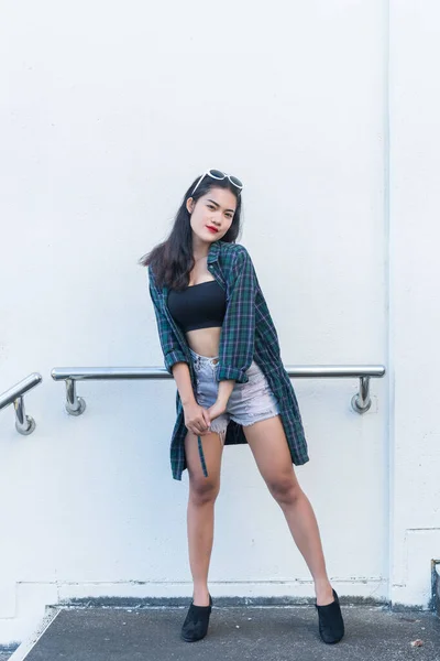 Retrato Bela Mulher Asiática Hipsters Menina Escada Para Tirar Uma — Fotografia de Stock