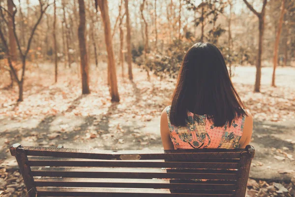 Bankta oturan üzgün kadın, park klasiği tarzında arkadan bakıyor ve hikâyeyi çok daha kötü bir şekilde anlatıyor..