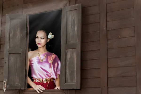 Πορτρέτο Της Ταϊλάνδης Γυναίκα Στο Ταϊλανδέζικο Φόρεμα Αρχαίο Ξύλινο Σπίτι — Φωτογραφία Αρχείου