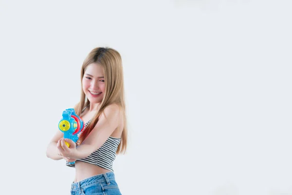 Asiatica Bella Donna Con Pistola Acqua Mano Sfondo Bianco Festival — Foto Stock