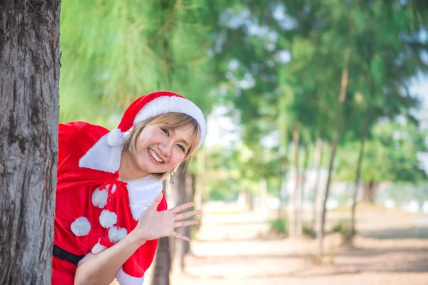 Bonita Jovem Mulher Asiática Santa Claus Roupas Livre — Fotografia de Stock