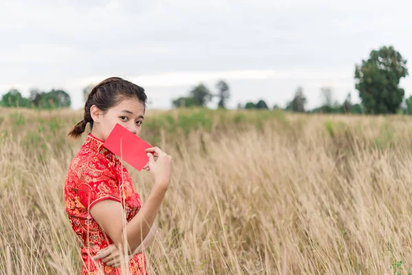 Mujer Asiática Posando Campo Con Sobres Rojos Mano Concepto Feliz — Foto de Stock